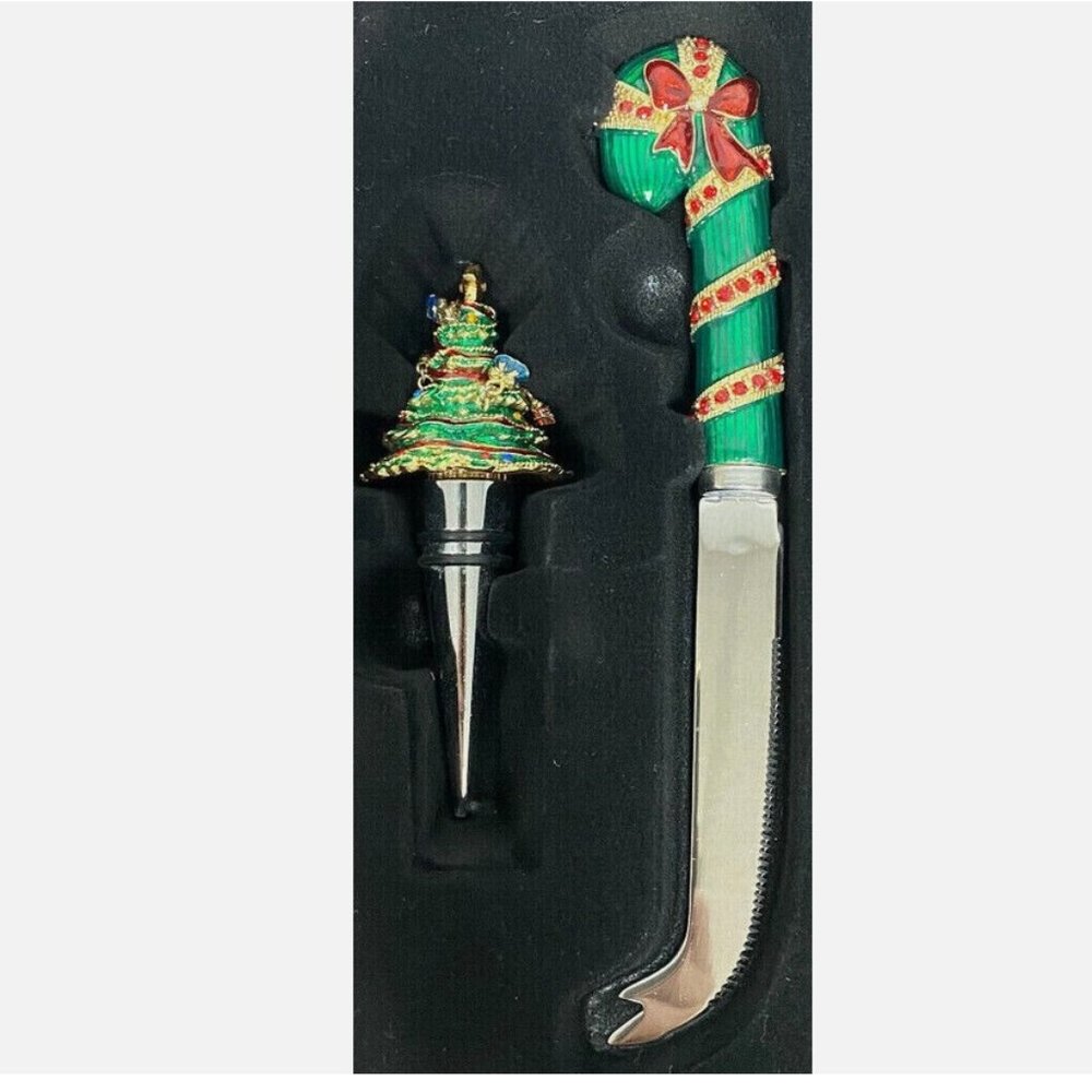 BOMBAY CHRISTMAS TREE BOTTLE STOPPER & CHEESE KNIFE SET - NEW IN THE BOX
